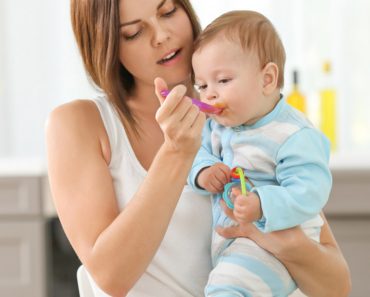 Breastfeeding Moms Need Not Hurry To Start Solids: Here’s Why!