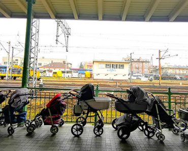 Polish Moms Leave Strollers for Ukrainian Moms Escaping Their Country